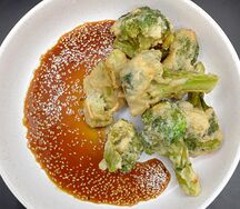 Брокколи темпура и соус из кунжута veg