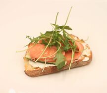 Брускетта с лососем и рикоттой