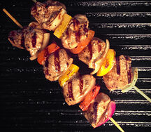 Шашлычки из говяжьей вырезки с овощами и барбекю