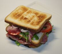 Клаб-сэндвич с курицей гриль