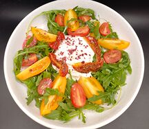 Салат Страчателла и вяленые томаты