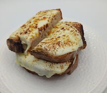 Френч-тост с расплавленным в печи сыром