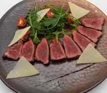 Тальята из говяжьей вырезки с пармезаном и рукколой