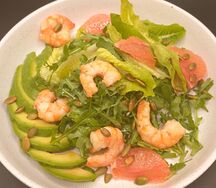 Салат с креветками, авокадо и руколой