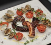 Осьминог и вонголе на планче