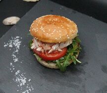 Бургер с мясом краба и сладким чили