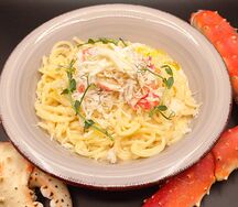 Спагетти в сливочном соусе в крабом и пармезаном