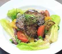 Гриль-салат с говядиной и овощами