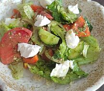 Салат овощной с соусом песто