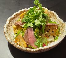 Салат с говядиной и хрустящим баклажаном