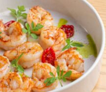 Тигровые креветки с вялеными томатами