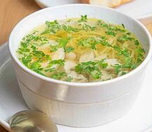 Куриный бульон с яйцом и домашней пастой