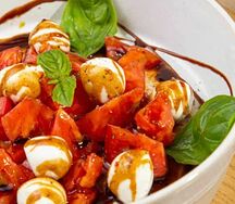 Капрезе с Моцареллой и соусом бальзамик