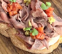 Брускетта с ростбифом