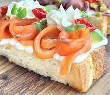 Брускетта с лососем