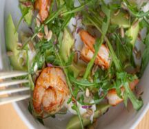 Салат с креветками и авокадо