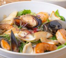 Теплый салат с морепродуктами