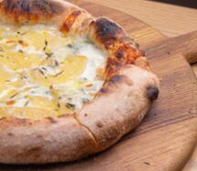 Пицца с грушей и Горгонзолой