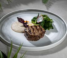 Медальон из говядины с кремом из фенхеля, шпинатом