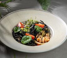 Неро с креветками, кальмаром и маслинами