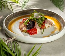 Драники картофельные с беконом, печеным перцем и сырным соусом