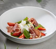 Буррата с клубникой, пармской ветчиной,фиолетовым луком и орехами