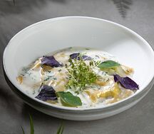 Равиоли с сыром, зеленью и сырным соусом