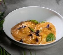 Равиоли с треской, креветкой и креветочным соусом биск