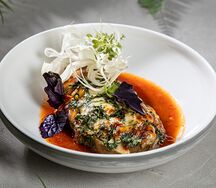 Печеный баклажан с сыром сулугуни, томатным соусом и фенхелем