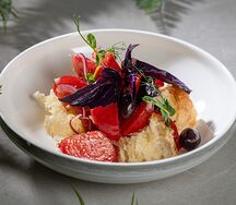 Салат с розовыми томатами, чиабаттой,маслинами