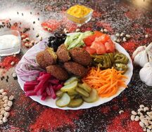 Фалафель на тарелке