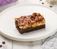 Брауни с карамелью и фундуком