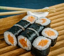 Ролл с лососем