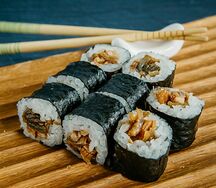 Ролл с жареным лососем