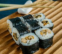 Ролл с мидиями