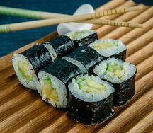 Ролл с авокадо