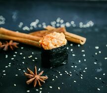 Суши спайси с лососем