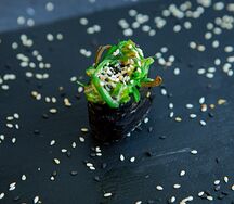 Суши Гункан с чукой