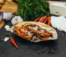 Фирменная шаурма в тандырной лепешке с свининой