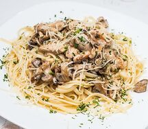 Паста с курицей и грибами
