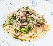 Паста с ветчиной и брокколи