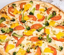 Пицца с курицей и брокколи