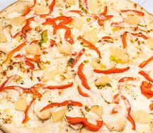 Пицца с курицей и ананасом