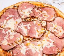Пицца с ветчиной и грибами