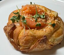 Слоеный конверт с форелью