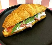 Круассан с курицей и беконом