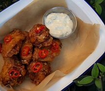 Острые крылья с соусом Блю чиз