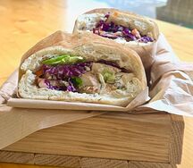 Сэндвич с курицей и миксом овощей