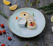 Сырники с ягодами и сметаной