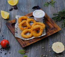 Луковые кольца с чесночным соусом